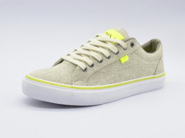 Zapatillas recicladas hechas con pelotitas de tenis, diseño urbano y sostenible